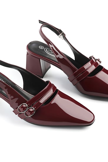 حذاء كلاسيكي بمقدمة مدببة وأحزمة و كعب سميك وحزام جلدي بإبزيم معدني