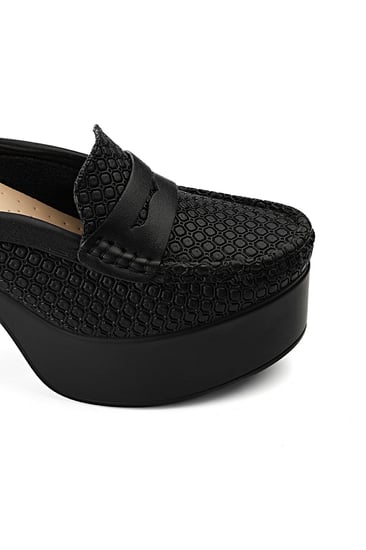 حذاء كعب عالي طبي مفتوح من الخلف مزين بشريط جلدي عريض مفرغ