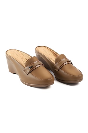 حذاء كعب متوسط طبي انيق ومريح يتوسطه شريط جلدي وقطعة معدنية على الجوانب