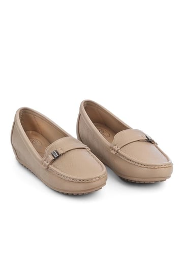 حذاء فلات طبي كاجوال مغلق يزينه حزام جلدي مزود بستراس