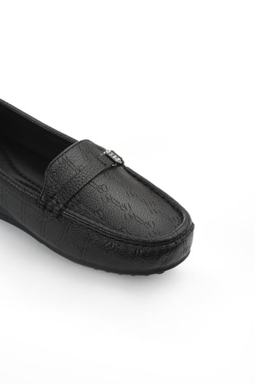 حذاء فلات طبي كاجوال مغلق يزينه حزام جلدي مزود بستراس