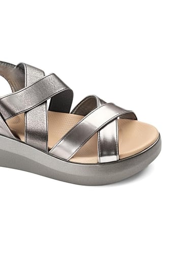 حذاء طبي كعب مفتوح بمقدمة بشكل شرائط متقاطعة وشريط جلدي لتثبيت الكعب