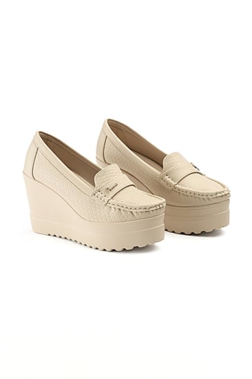 حذاء كعب عالي طبي سابو بدون لمعة مغلق من الخلف يتوسطه شريط جلدي بأطرافه قطعة معدنية وبجوانب مزخرفة هندسياً