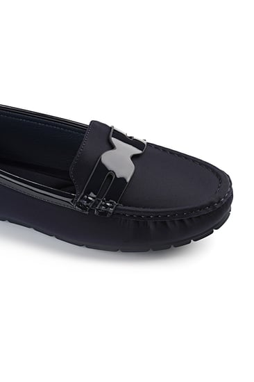 حذاء فلات طبي كاجوال مغلق قماشي مزين بشريط وحواف جلدية عريضة