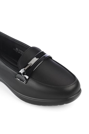 حذاء كعب متوسط طبي مغلق بدون لمعة يتوسطه شريط جلدي لامع