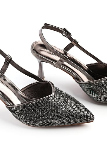 حذاء كلاسيكي سهرة مزين بأحجار لامعة بمقدمة مدببة مع حزام و إبزيم إغلاق وكعب رفيع