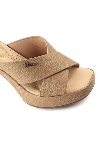 حذاء طبي كعب مفتوح عريض بمقدمة بشكل X تزينها قطعة معدنية أنيقة