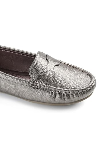 حذاء فلات طبي كاجوال مغلق مزين بحزام جلدي بشكل فيونكة