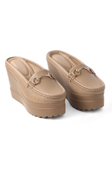 حذاء كعب عالي طبي سابو مفتوح من الخلف يتوسطه شريط معدني وجوانب هندسية مزخرفة