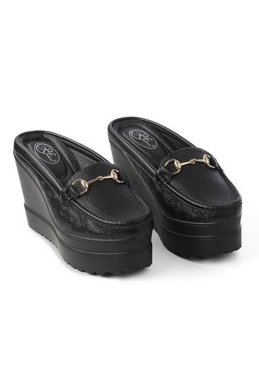 حذاء كعب عالي طبي سابو مفتوح من الخلف يتوسطه شريط معدني وجوانب هندسية مزخرفة