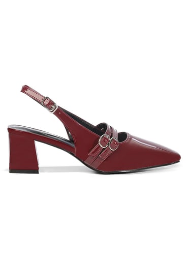 حذاء كلاسيكي بتصميم جلد لامع ومقدمة عريضة بكعب كتلة عالِ و إبزيم إغلاق