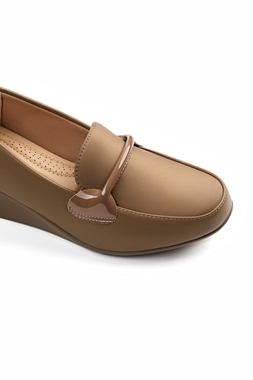 حذاء كعب متوسط طبي مغلق يتوسطه شريط جلدي رفيع بحواف عريضة