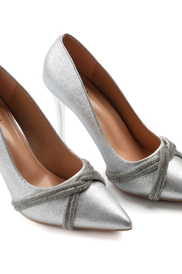 حذاء كلاسيكي سهرة أنيق بمقدمة مدببة مزينة بأحجار لامعة وبراقة و كعب عالِ