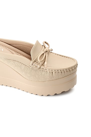 حذاء كعب عالي طبي سابو مفتوح من الخلف يتوسطه شريطة على شكل فيونكة وجوانب مزخرفة