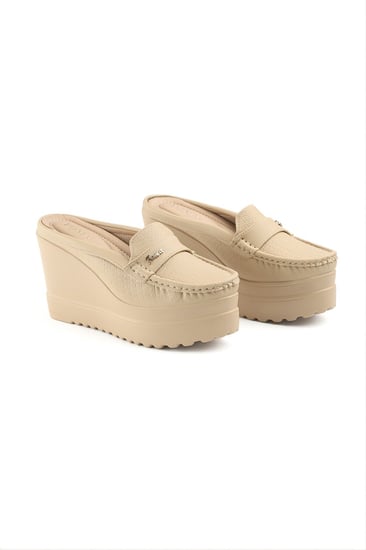 حذاء كعب عالي طبي سابو مفتوح بشريط جلدي على جوانبه قطعة معدنية بدون لمعة