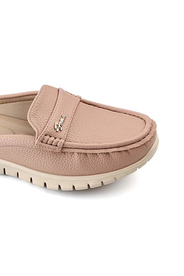 حذاء فلات كاجوال نسائي مفتوح من الخلف مزود بشريط جلدي مزين بقطعة معدنية على الجانب بتوقيع Foma