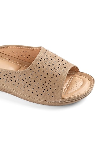 حذاء صيفي طبي أنيق فلات بحواف جلدية عريضة مزخرفة ومفرغة