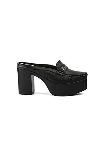 حذاء كعب عالي طبي مفتوح من الخلف مزين بشريط جلدي عريض وقطعة معدنية بتوقيع Foma