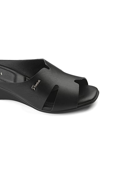 حذاء طبي مفتوح بمقدمة جلدية عريضة تزينها قطعة معدنية أنيقة