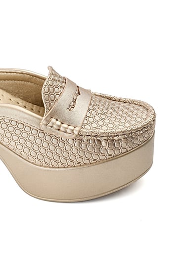 حذاء كعب عالي طبي مفتوح من الخلف مزين بشريط جلدي عريض مفرغ