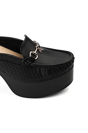 حذاء كعب عالي طبي مفتوح من الخلف مزين بقطعة معدنية