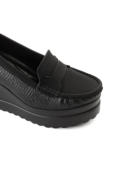 حذاء كعب عالي طبي سابو مغلق من الخلف بدون لمعة يتوسطه قطعة جلدية سادة وبجوانب مزخرفة هندسياً بشكل مستطيل