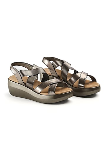 حذاء طبي كعب مفتوح بمقدمة بشكل شرائط متقاطعة وشريط جلدي لتثبيت الكعب