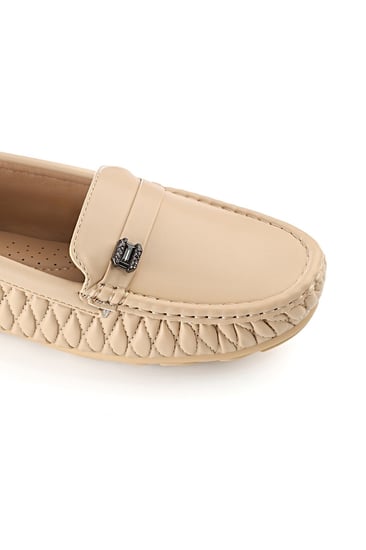 حذاء فلات طبي كاجوال مغلق مزين بشريط جلدي رفيع وقطعة ستراس ناعمة