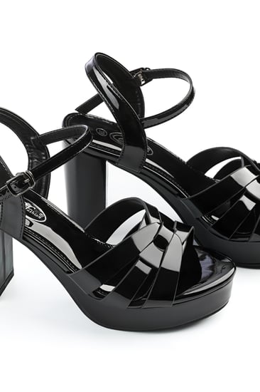 حذاء كلاسيكي سهرة أنثوي بمقدمة مفتوحة متقاطعة و كعب عالِ عريض و إبزيم إغلاق