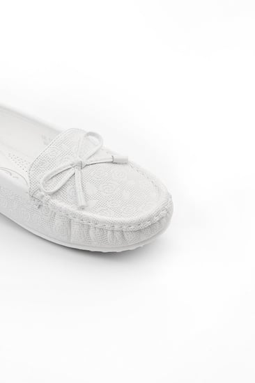 حذاء فلات طبي كاجوال مغلق تزينه فيونكة من الجلد