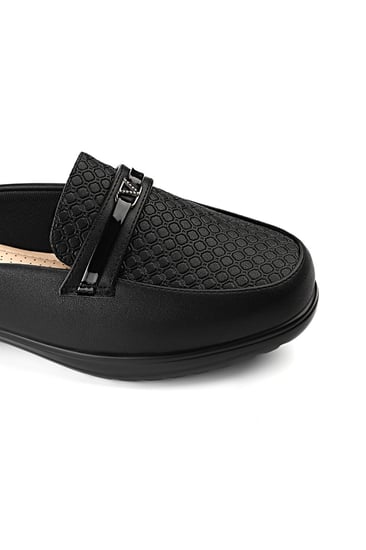 حذاء كعب متوسط طبي انيق ومريح يتوسطه شريط جلدي عريض مزين بستراس بشكل v