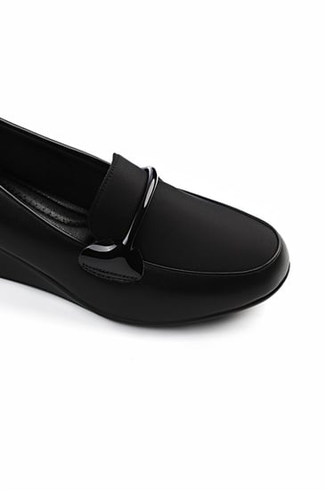 حذاء كعب متوسط طبي مغلق يتوسطه شريط جلدي رفيع بحواف عريضة