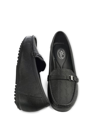 حذاء فلات طبي كاجوال مغلق يزينه حزام جلدي مزود بستراس