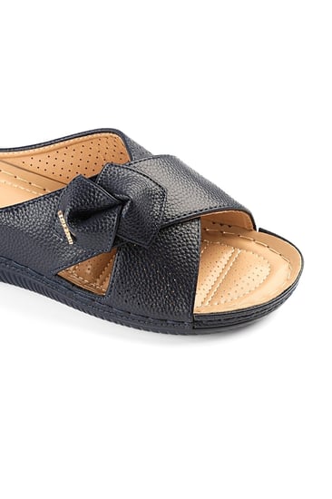 حذاء صيفي طبي أنيق فلات بلمعة بمقدمة جلدية بشكل X تزينها قطعتي جلد بشكل مثلث