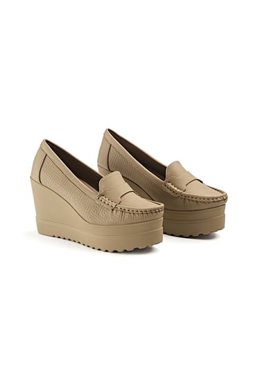 حذاء كعب عالي طبي سابو مغلق من الخلف بدون لمعة يتوسطه قطعة جلدية سادة وبجوانب مزخرفة هندسياً بشكل مستطيل