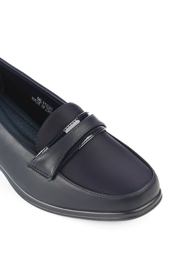 حذاء كعب متوسط طبي مغلق بشريط عريض بدون لمعة