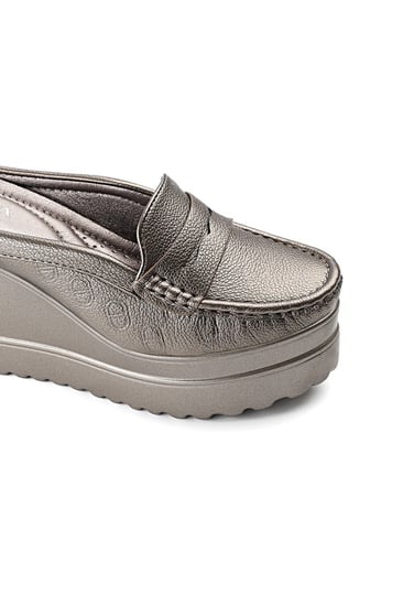 حذاء كعب عالي طبي سابو بدون لمعة مفتوح من الخلف يتوسطه شريط جلدي وبجوانب مزخرفة هندسياً