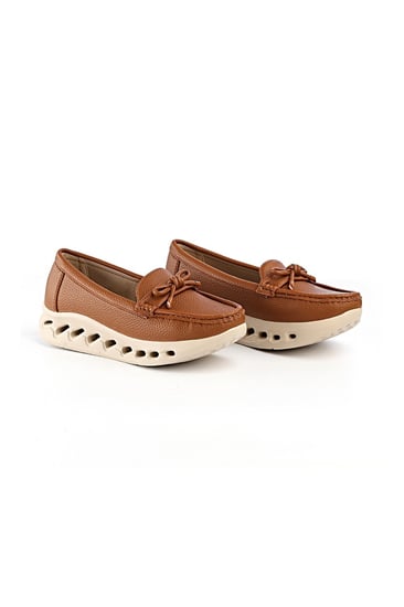 حذاء طبي كاجوال بشريطة بشكل فيونكة ونعل مطاطي مع فتحات