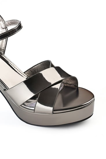 حذاء كلاسيكي سهرة مفتوح يشكل X مصنوع من طبقة جلدية لامعة وكعب كتلة عالِ وإبزيم إغلاق