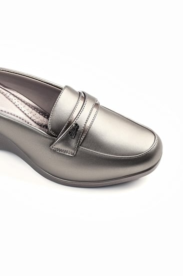 حذاء كعب متوسط طبي انيق ومريح يتوسطه شريط جلدي وقطعة معدنية على الجوانب