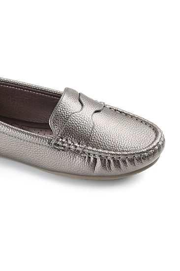 حذاء فلات طبي كاجوال مغلق مزين بحزام جلدي بشكل فيونكة