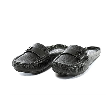 حذاء فلات طبي نسائي مفتوح من الخلف مزود بشريط جلدي مزين بقطعة معدنية بحرف D