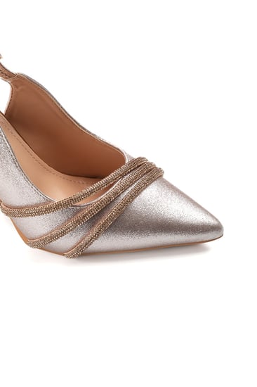 حذاء كلاسيكي سهرة أنيق بمقدمة مدببة مزينة بأحجار لامعة وبراقة و كعب عالِ و إبزيم مطاطي لامع