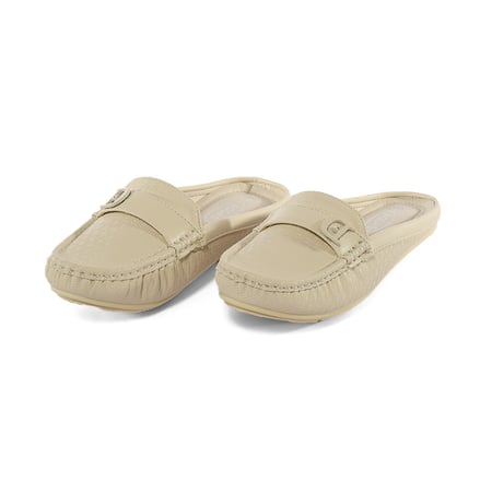 حذاء فلات طبي نسائي مفتوح من الخلف مزود بشريط جلدي مزين بقطعة معدنية بحرف D