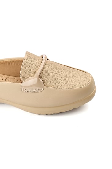 حذاء كعب متوسط طبي انيق ومريح يتوسطه شريط جلدي رفيع لامع