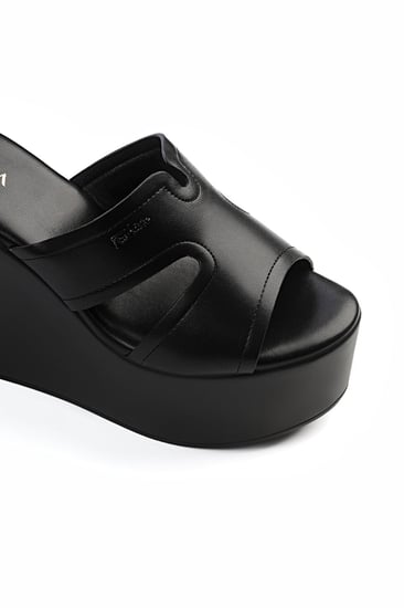 حذاء كعب ميول طبي بمقدمة عريضة أنيقة