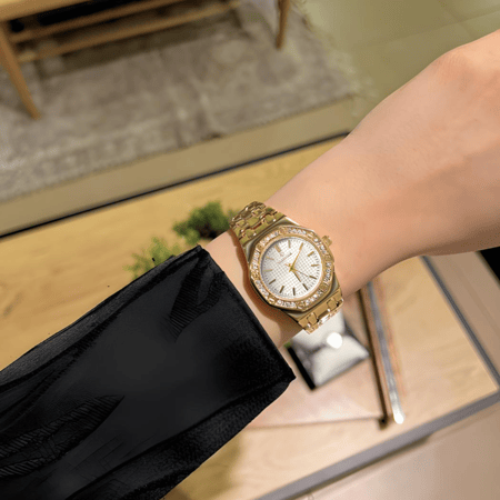 ساعة نسائيه ساحرة ذهبي مينا ابيض  AP 550