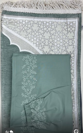 طقم شرشف  مرد مطرز  قطن   الطول  من الكتف 160cm مع سجاده تركي مبطنه  اسفنج 1 cm اللون    أخضر زيتي