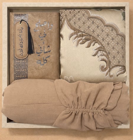 بوكس محتواه ( شرشف سحاب سي واي الطول من الكتف 160 cm + مصحف جلد + سجاده ) اللون بيج