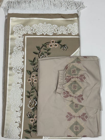 طقم شرشف مرد مطرز الطول 155 cm من الكتف. مع سجاده. 1 cm  اللون  بني قهوة